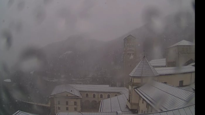 freddo e neve in irpinia ancora fiocchi a montevergine