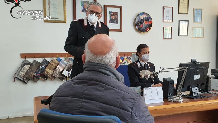 carabinieri in soccorso degli anziani per prenotare il vaccino