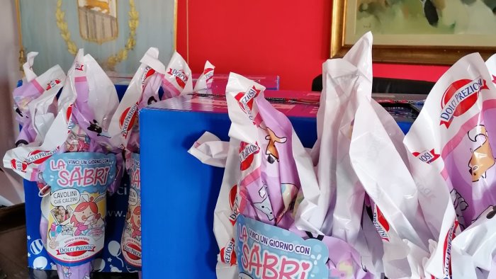 uova di pasqua ai bambini attraverso la caritas
