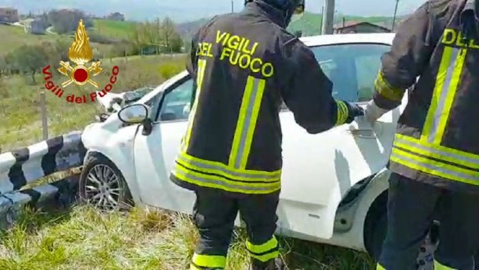 sbanda e finisce contro guardrail muore 59enne sbanda e finisce contro guardrail muore 59enne