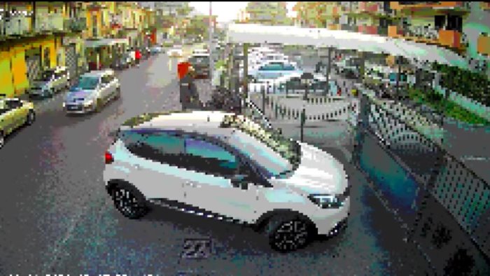 abbandona sacchi pieni di documenti beccato dalle telecamere