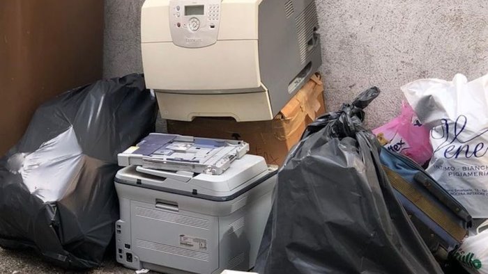 depositano rifiuti fuori orario multate 5 persone a cava