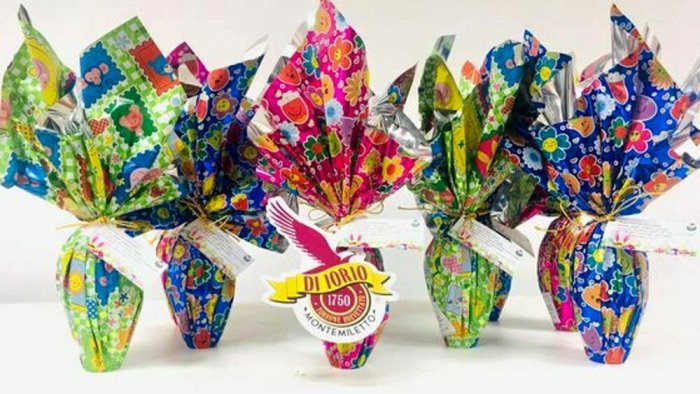 il sindaco minichiello dona uova ai piccoli concittadini