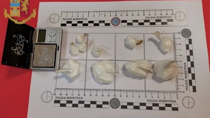 beccato con la droga in auto arrestato spacciatore a nocera