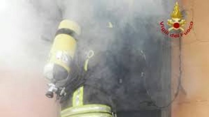 il fuoco divampa in un appartamento paura nella notte