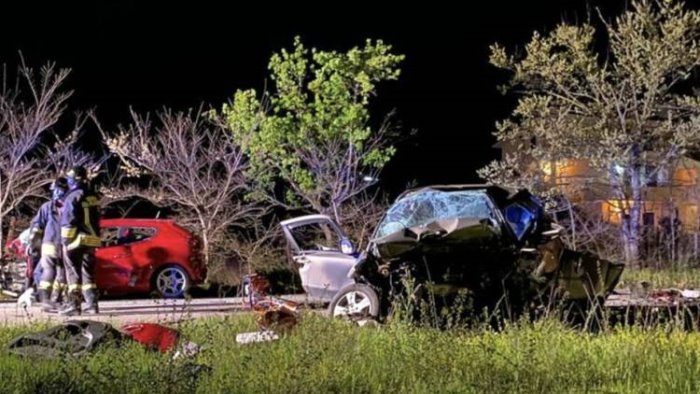 sciagura di pasqua 4 morti in un terribile scontro frontale