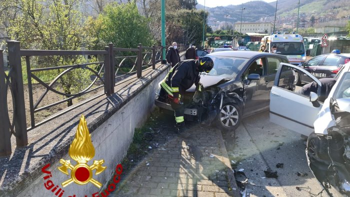 incidente alla rotatoria di mercogliano due feriti