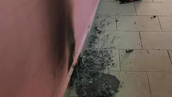 angri vandali danneggiano l asilo nido subito interventi