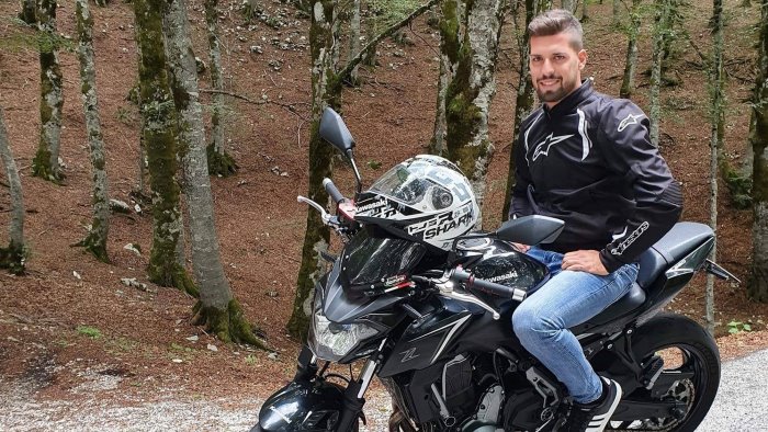 giornata di lutto e silenzio a bacoli per l addio a giuseppe