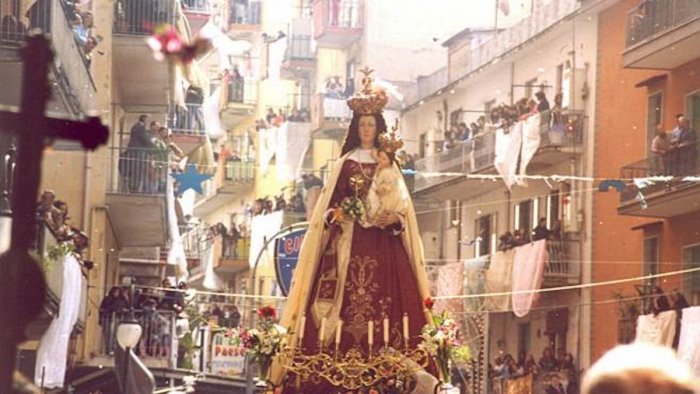 madonna delle galline a pagani santuario chiuso cuore aperto