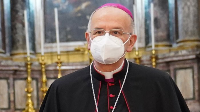 il vescovo angelo spinillo e risultato positivo al covid 19