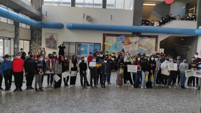 l ic picentia accoglie 11 bambini ucraini lezioni di italiano e integrazione