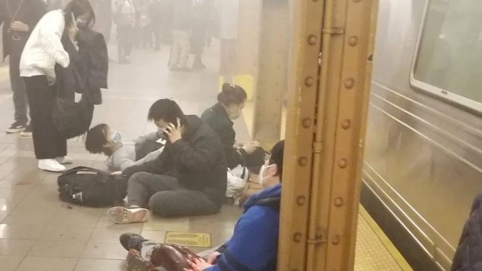 paura a new york uomo fa fuoco in metropolitana almeno 13 feriti