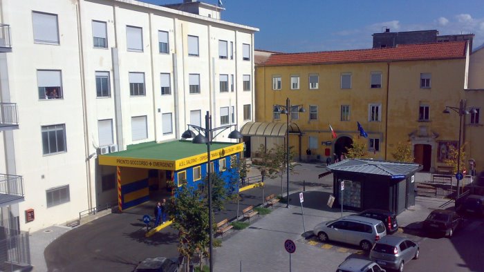 primario e medici malati reparti chiusi ad eboli e inaccettabile