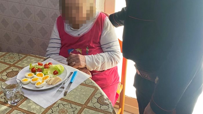 sola e senza cibo carabinieri comprano e preparano pranzo ad un anziana