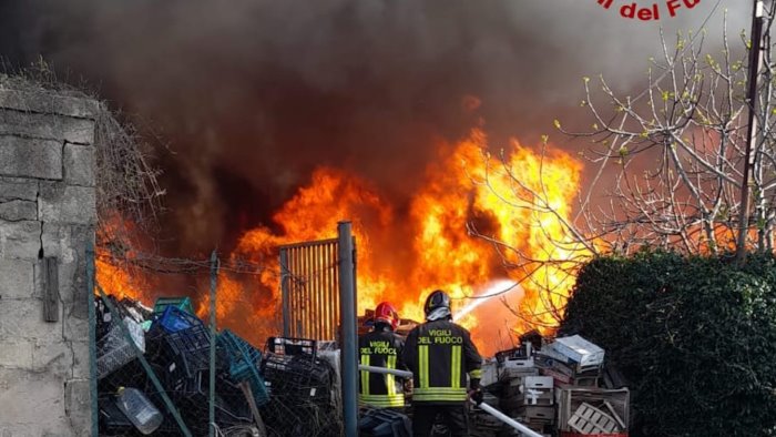 incendio bellizzi l arpac avvia il monitoraggio per eventuali veleni nell aria