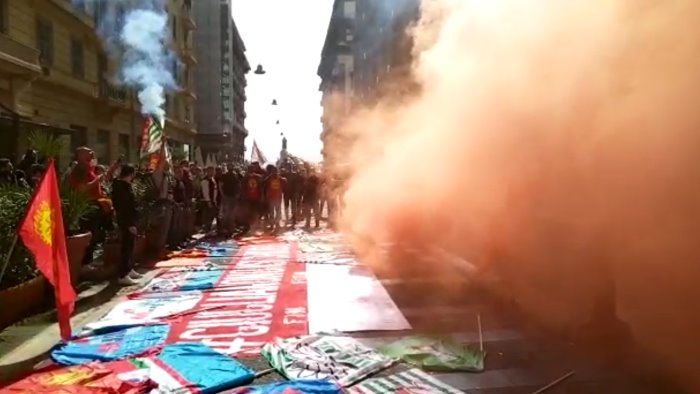 napoli monta la protesta dei lavoratori leonardo no all accorpamento