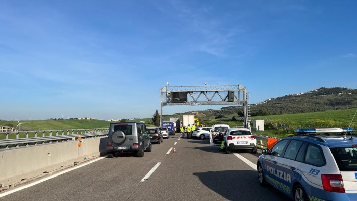 camion trancia portale autostrada chiusa traffico dirottato verso ariano