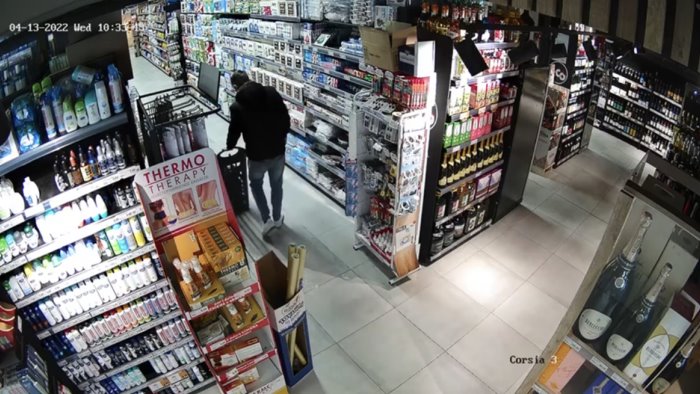 pizzicato dalle telecamere il ladro di alcolici del supermercato