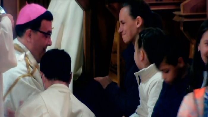 pasqua l abate lava i piedi ai profughi ucraini chiediamo perdono ai bambini