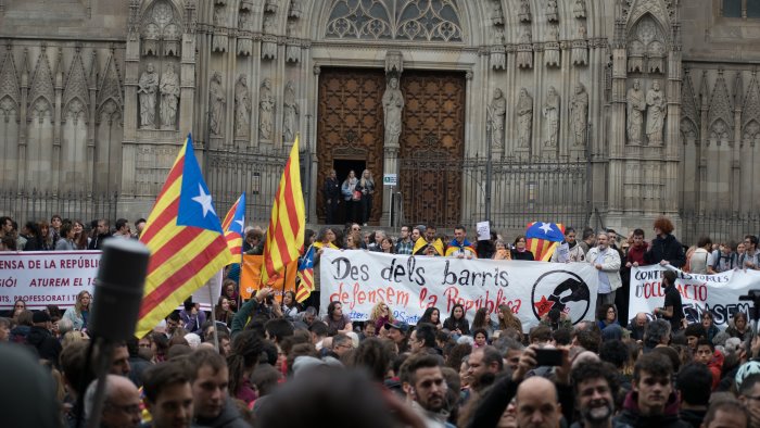 spagna gli indipendentisti catalani accusano madrid ci spia
