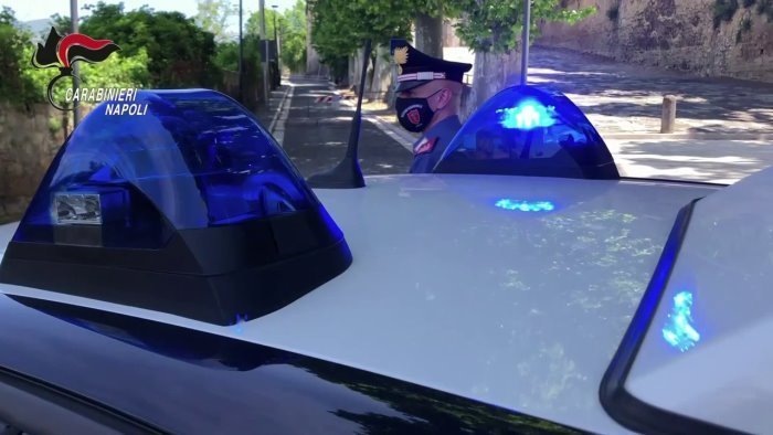 non lo avvisano in tempo della morte di un parente e picchia infermiere