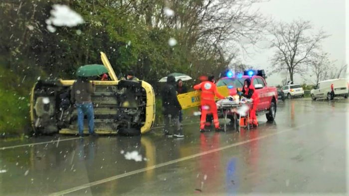 pioggia mista a neve auto si ribalta paura per una donna