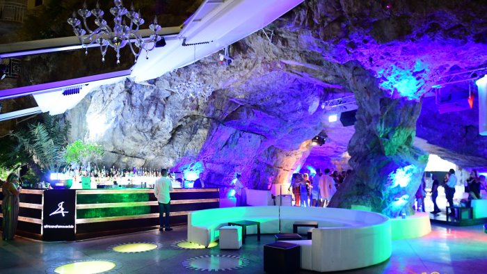 resta chiuso l africana uno dei simboli della movida della costiera amalfitana