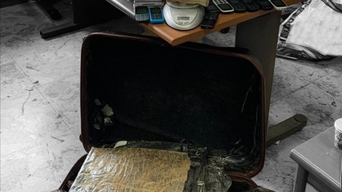 nasconde in casa 7 kg di eroina e denaro contante arrestato