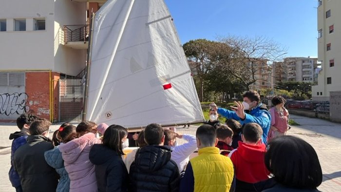 ic picentia e lega navale salerno alunni a lezioni di vela canoa e canottaggio
