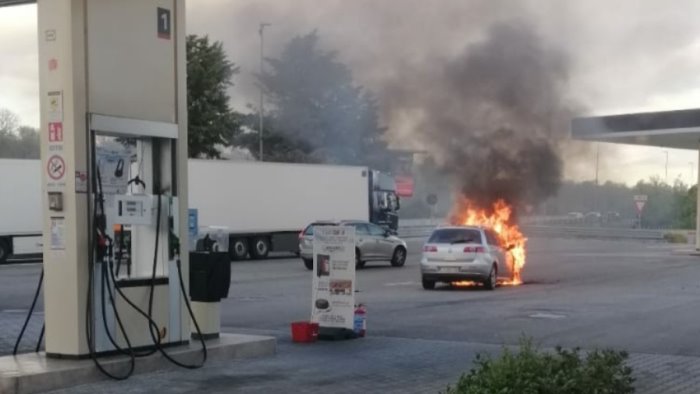 auto in fiamme nel piazzale dell autogrill a mirabella paura per una coppia