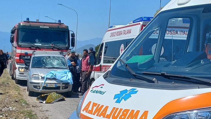 in bici sulla statale 18 travolto da un auto muore 72enne