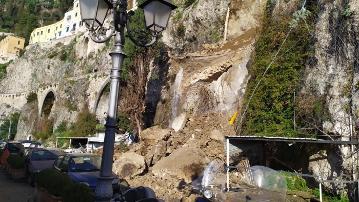 via le impalcature dal costone roccioso terminati i lavori ad amalfi