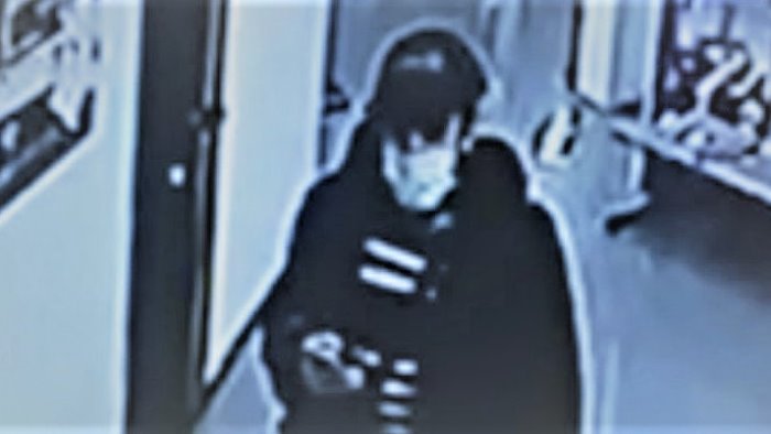 segretaria di uno studio legale minacciata e ferita con un coltello