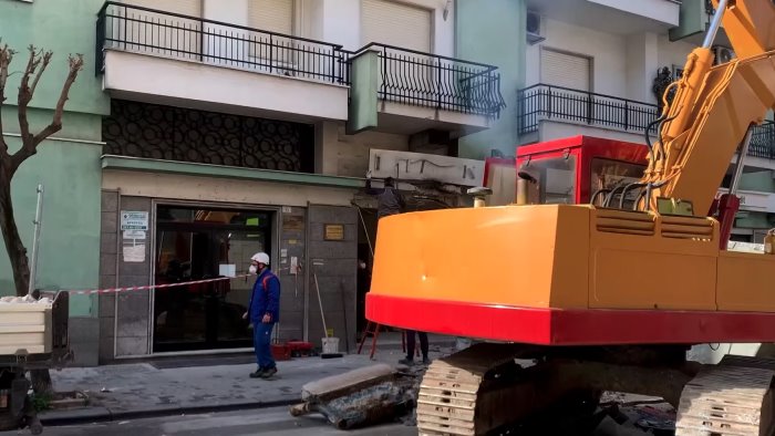 afragola rapina in banca con grosso escavatore divelto il bancomat