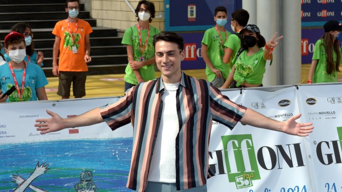 mare fuori un premio per edoardo e per il produttore