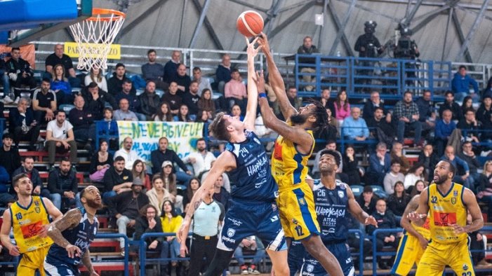 scafati brindisi caos totale e offese razziste la procura federale indaga