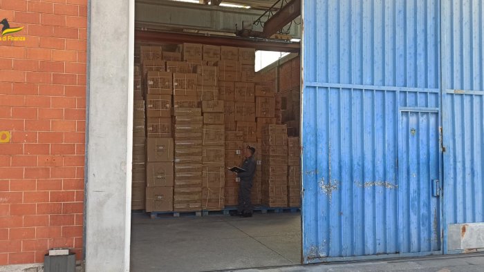 maxi sequestro di scarpe contraffatte made in china nel casertano