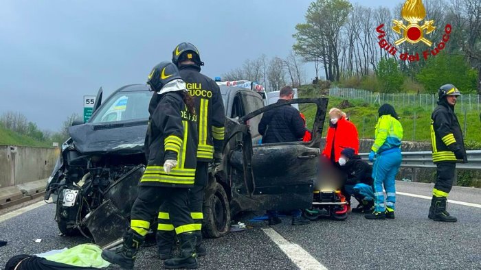 pratola serra incidente in a16 auto fuori strada due feriti in ospedale