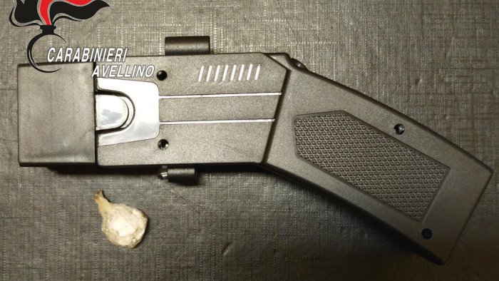 viaggiava con un taser e la droga 30enne fermato a contrada