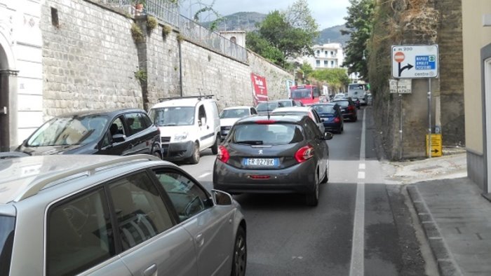 statale sorrentina 145 troppi cantieri e il traffico va in tilt caos viabilita