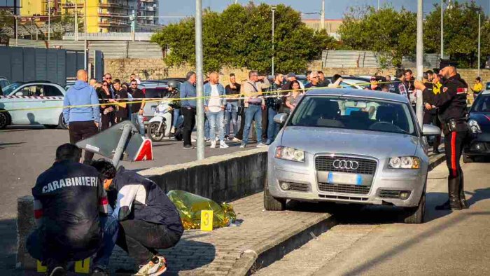 fa retromarcia e uccide la figlia la madre non aveva la patente faceva pratica