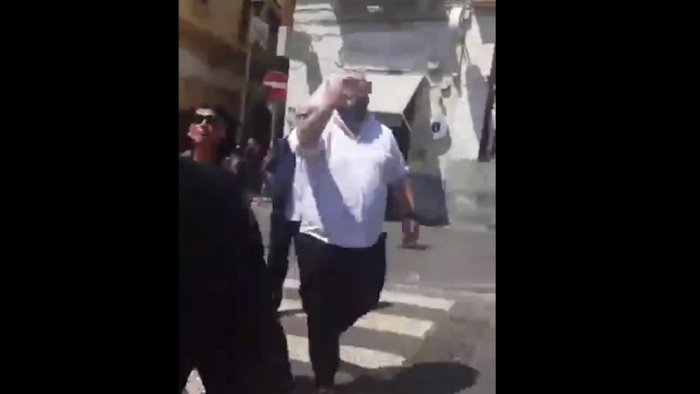 il parlamentare borrelli aggredito in piazza solo la scorta evita il contatto