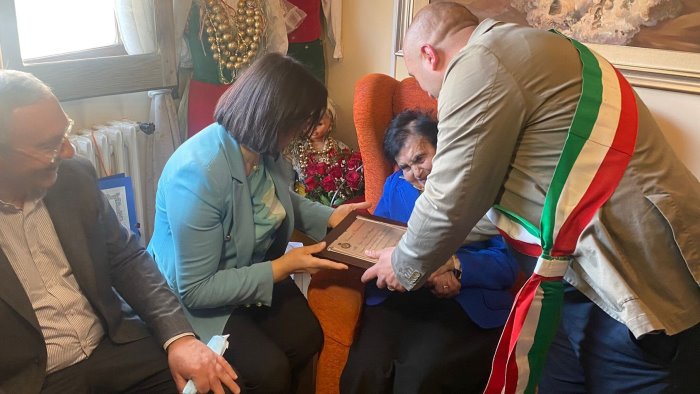 grottaminarda in festa per i 100 anni di nonna luigia arriva anche il vescovo