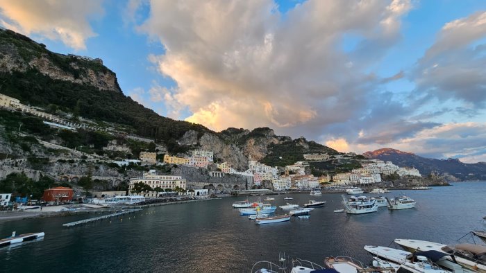 parcheggi pubblici ad amalfi arriva l app per sapere se ci sono posti