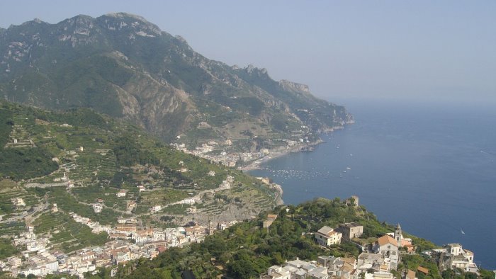 caos traffico in costiera amalfitana sos a prefettura e regione campania