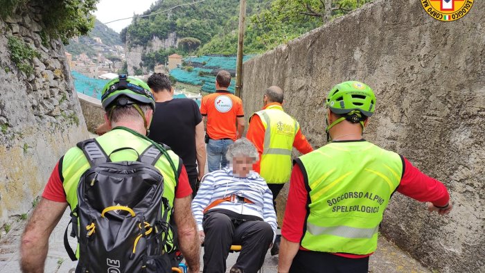 scivola lungo il sentiero e si fa male alla caviglia soccorsa turista 70enne