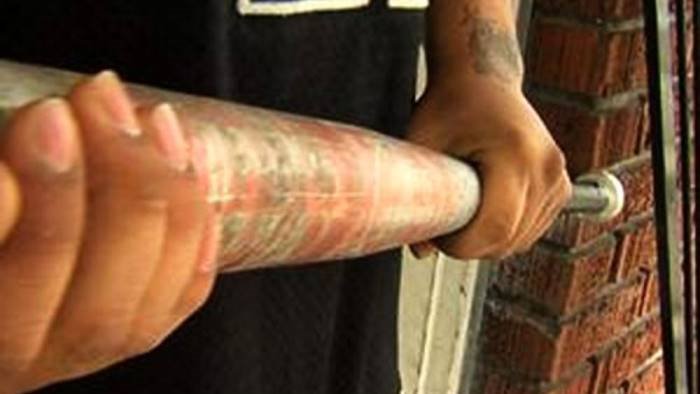 dopo lite per strada chiama il padre e aggredisce 23enne con mazza da baseball