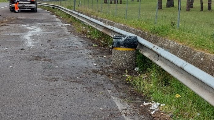 rifiuti sul raccordo l anas li rimuove ma chiede aiuto ai comuni