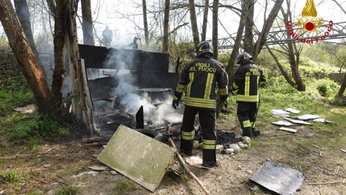 baracca in fiamme a prata principato ultra l intervento dei vigili